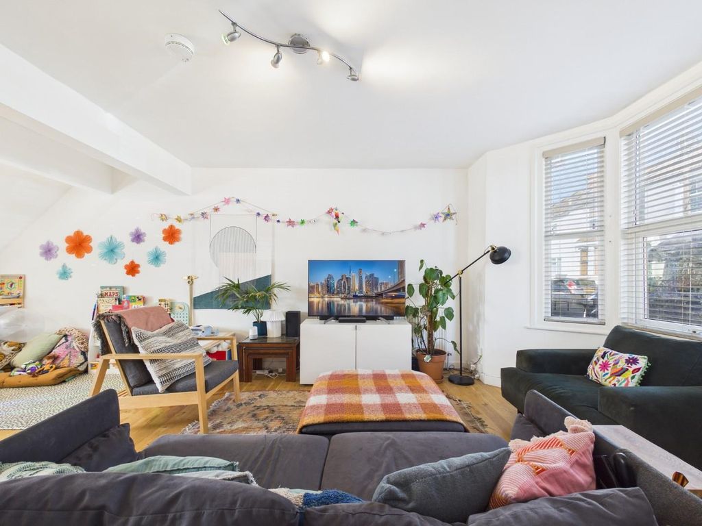 Property photo 3 of 24 Cam01576G0-Pr0356-Still002.Jpg