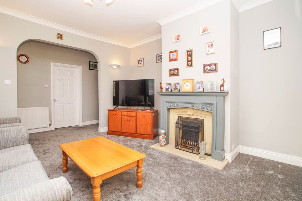 Property photo 3 of 16 Lounge