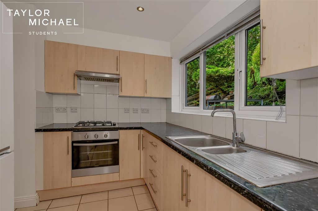 Property photo 2 of 31 Kitchen