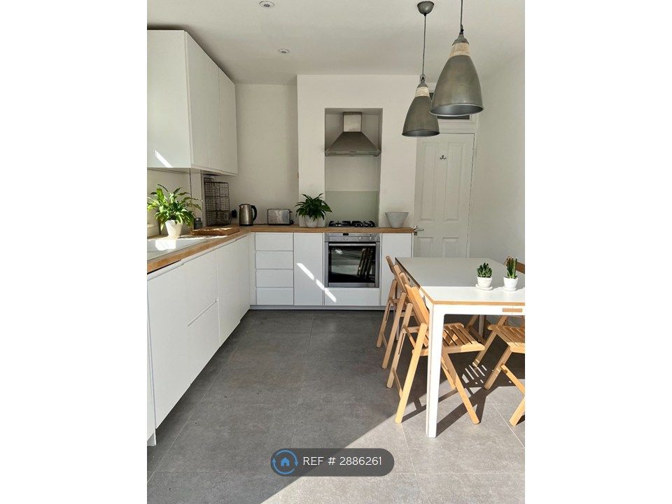 Property photo 3 of 12 Kitchen