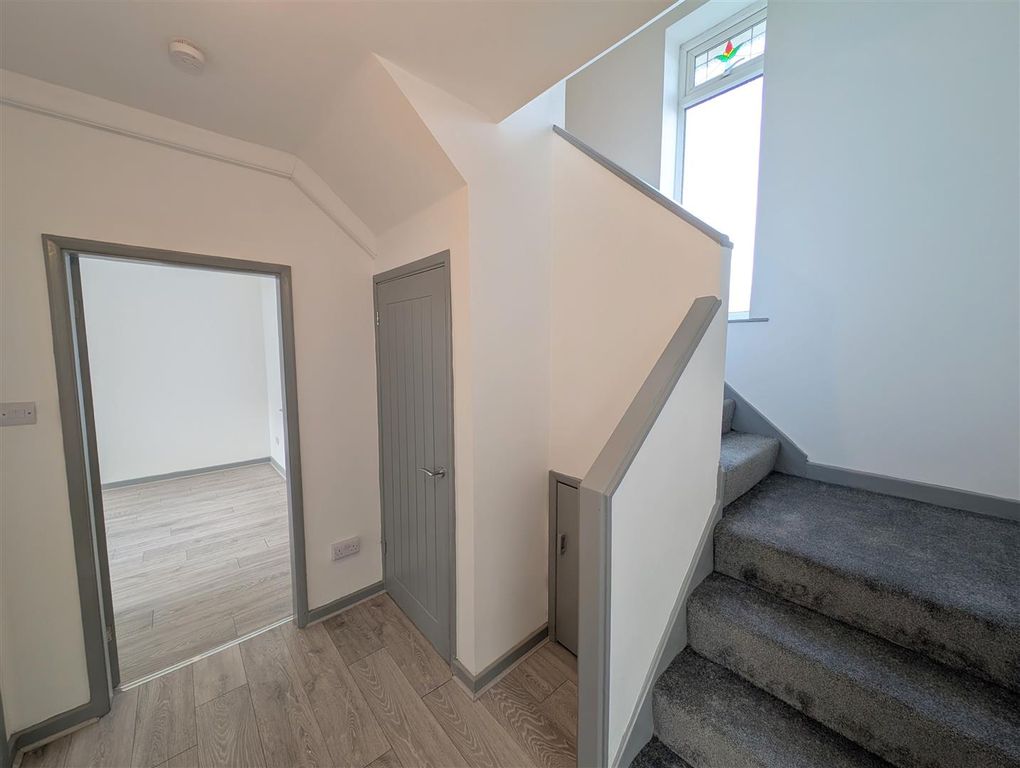 Property photo 2 of 16 Hallway