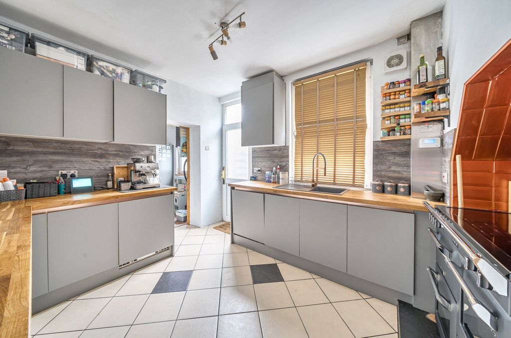 Property photo 2 of 20 Picture No. 12