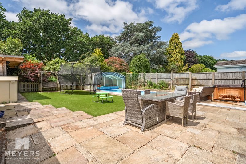 Property photo 2 of 23 Stunning Garden