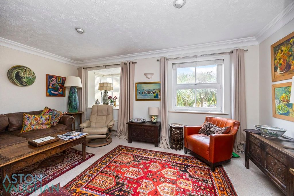 Property photo 2 of 27