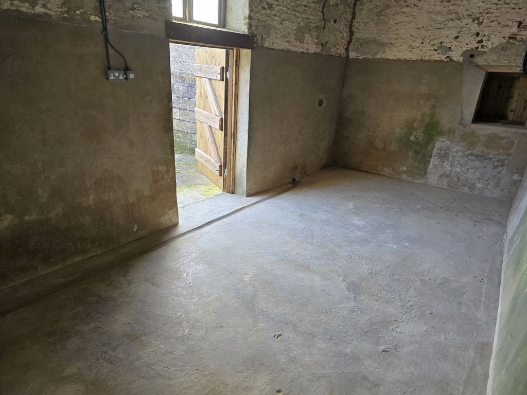 Property photo 3 of 4 F12A Inside 2