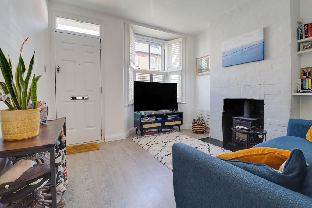 Property photo 3 of 17 Lounge