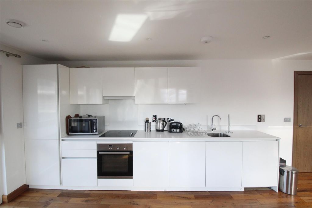 Property photo 2 of 10 Kitchen