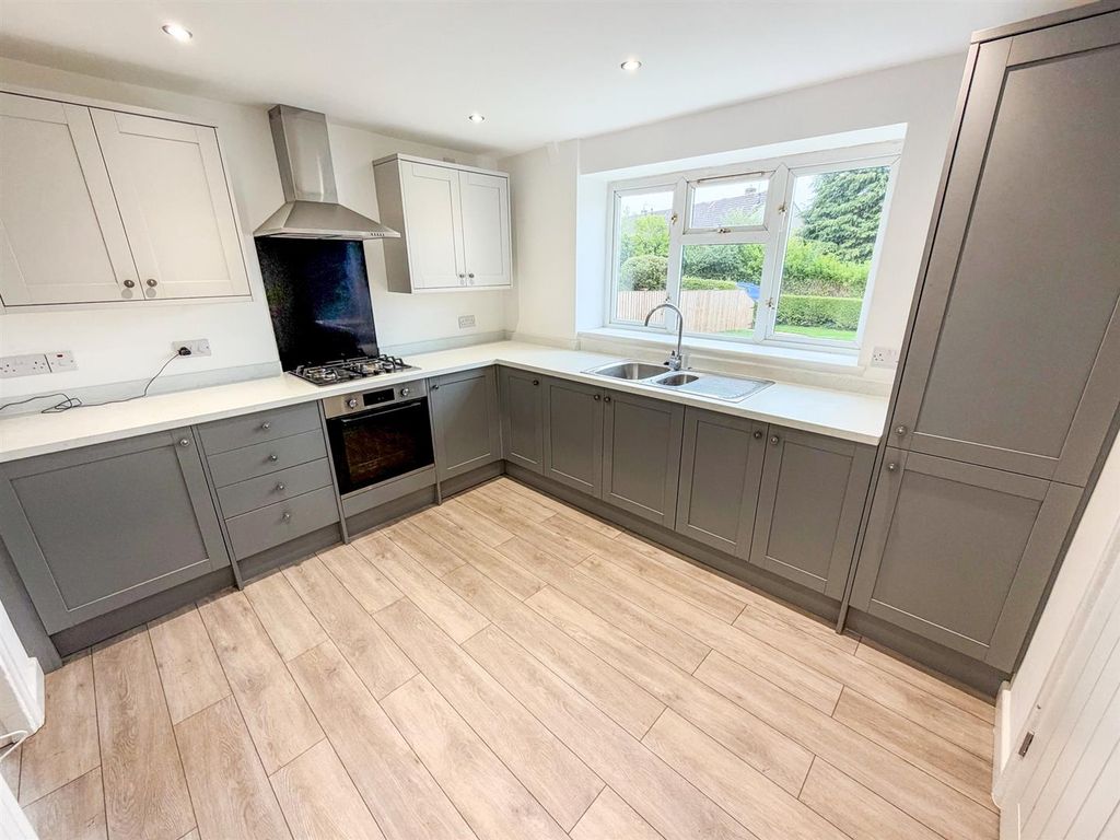 Property photo 3 of 10 Kitchen