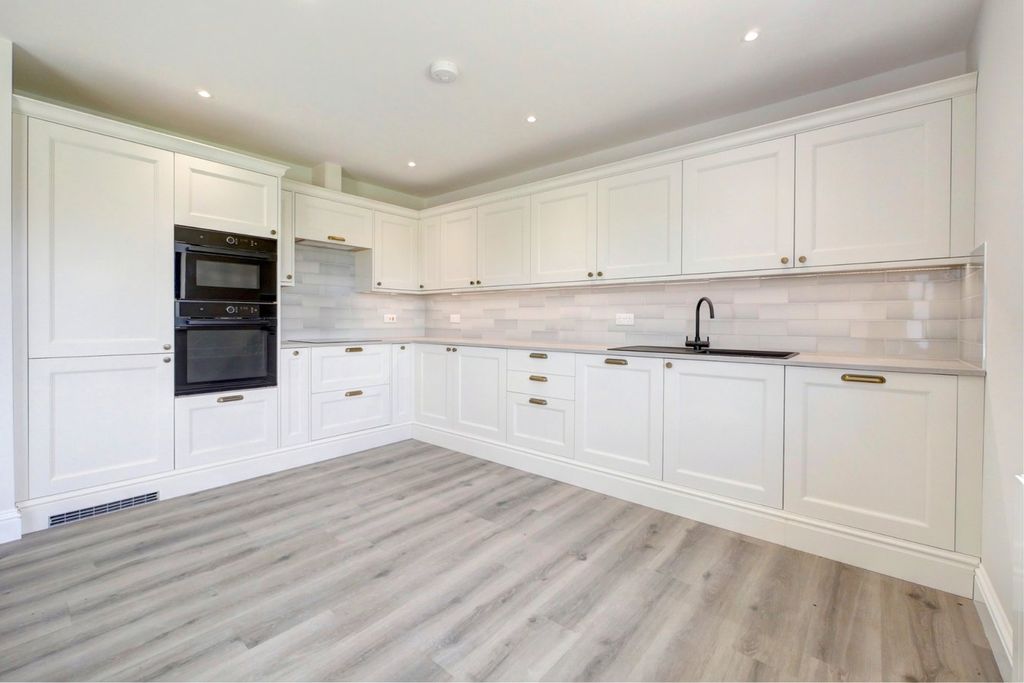 Property photo 2 of 32