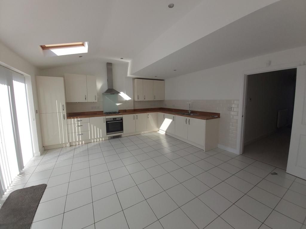 Property photo 3 of 11 Kitchen