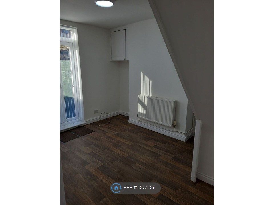 Property photo 3 of 12 Kitchen