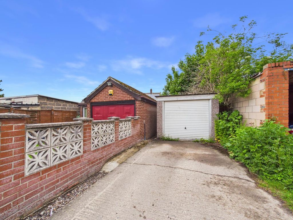 Property photo 3 of 10 Garage