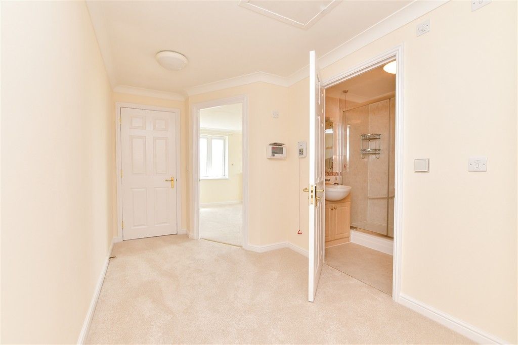 Property photo 3 of 13 Entrance Hall