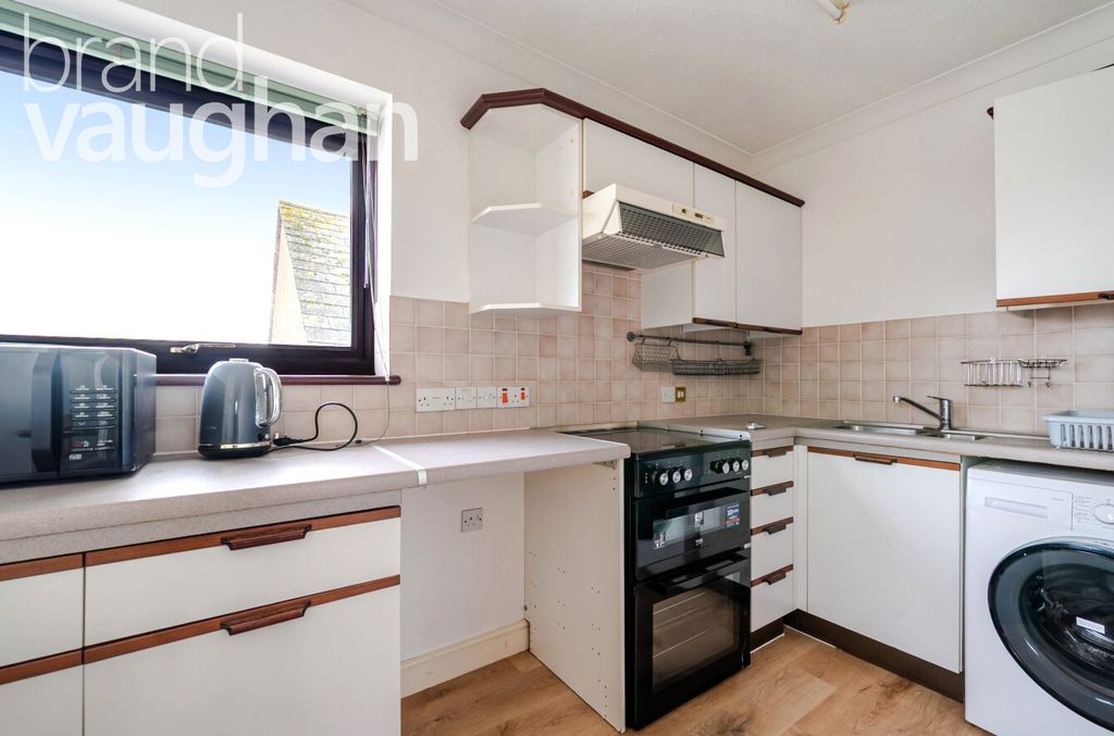 Property photo 3 of 9 Kitchen