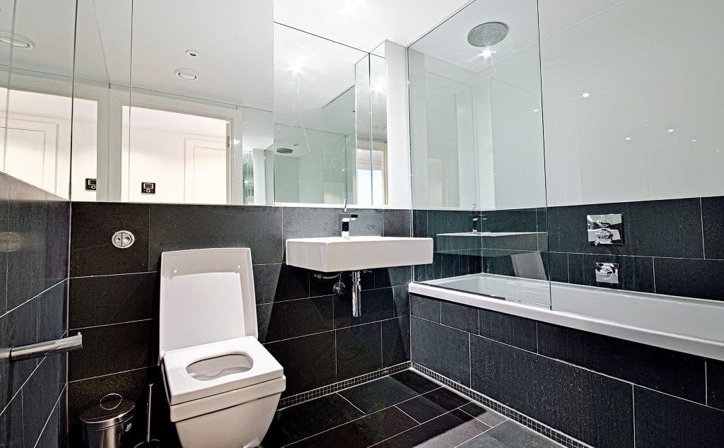 Property photo 3 of 10 Bathroom