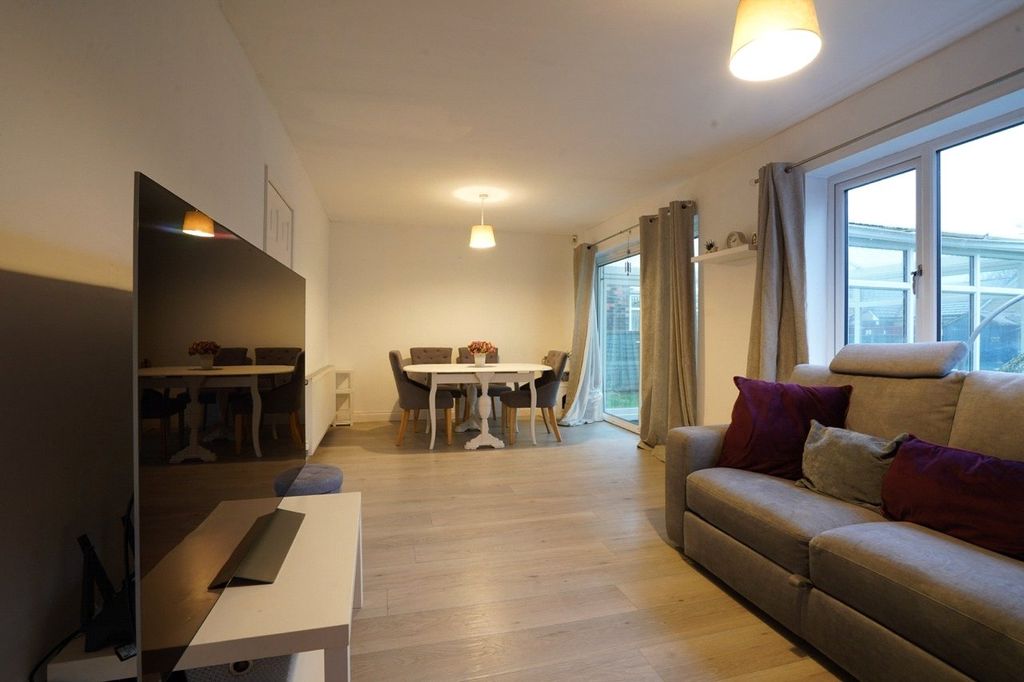 Property photo 3 of 21 Living Room