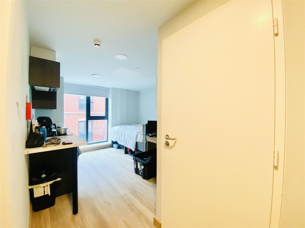 Property photo 3 of 12 Studio