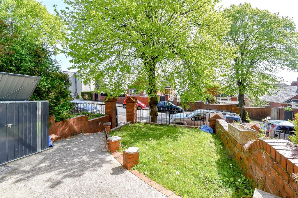 Property photo 2 of 31