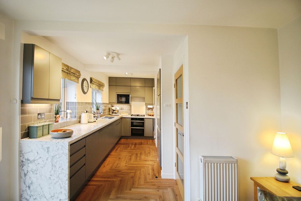 Property photo 3 of 17 Kitchen