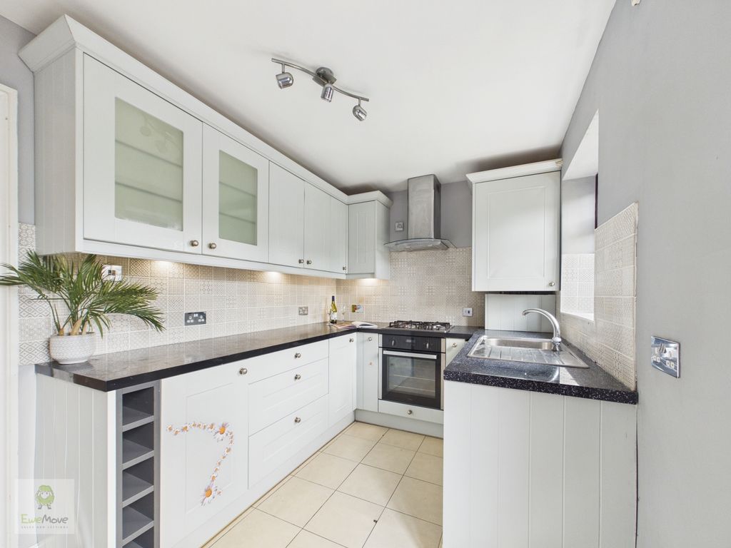 Property photo 2 of 10 Kitchen