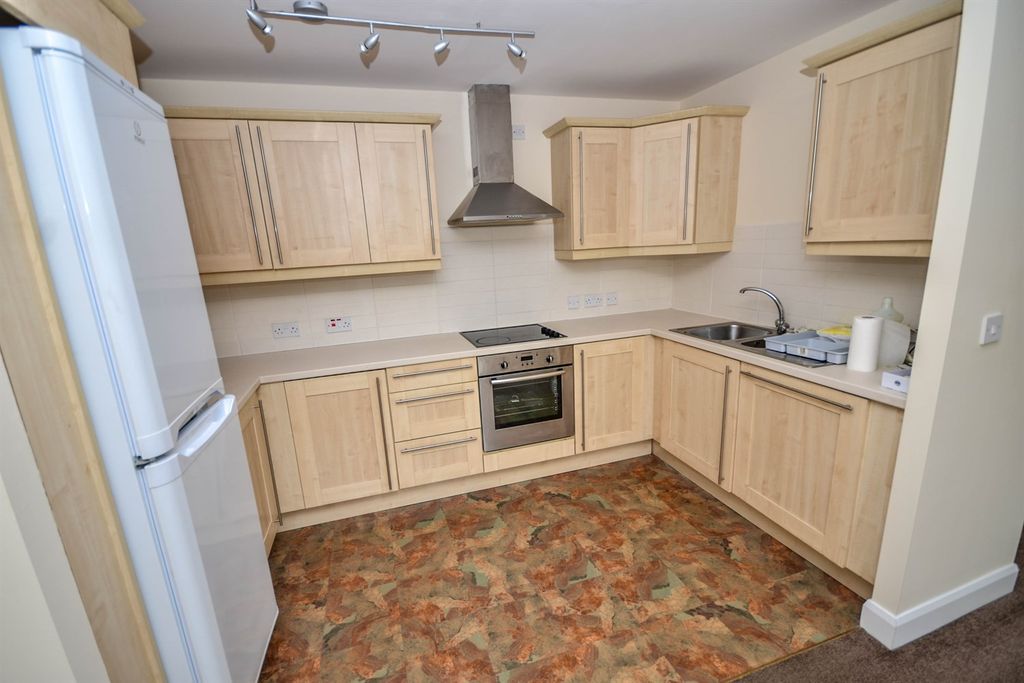 Property photo 3 of 11 Kitchen