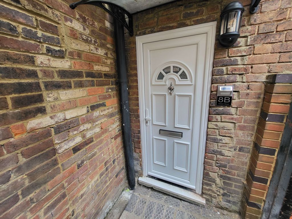 Property photo 1 of 9 Available Now Newly Refurbished One Bed Flat - Town Centre Location!