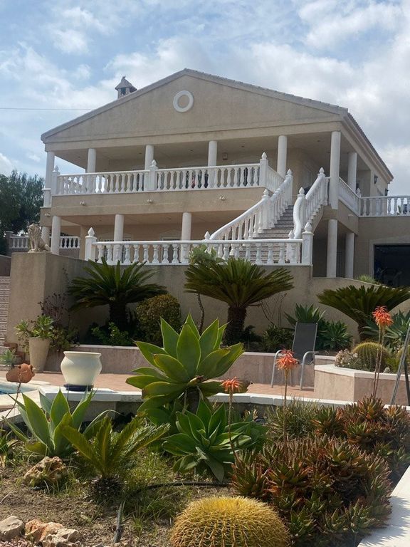 Property photo 2 of 39