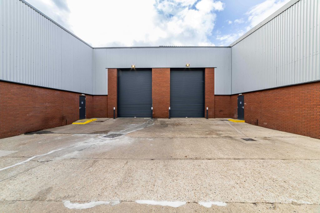 Property photo 3 of 7 Heron Industrial Estate - Reading-115.Jpg