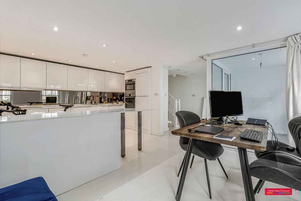 Property photo 3 of 17 Receprion Room