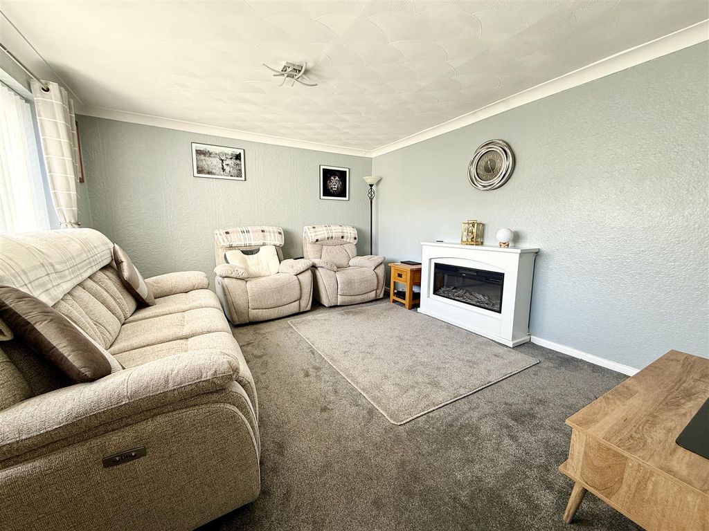 Property photo 3 of 19 Lounge