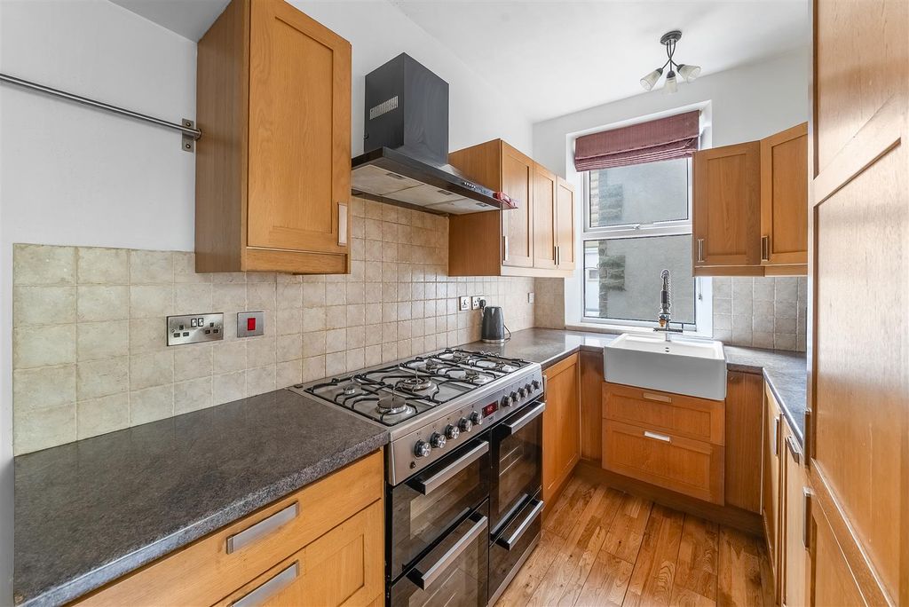 Property photo 3 of 17 Kitchen