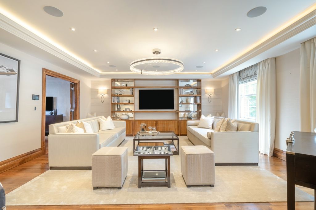 Property photo 3 of 32 8693455-Interior07
