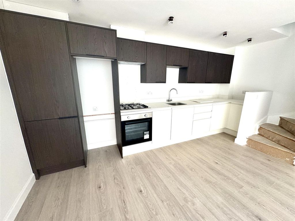 Property photo 3 of 6 Kitchen