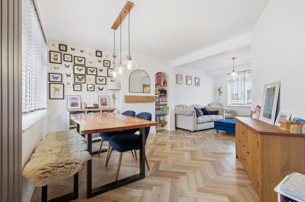 Property photo 2 of 25