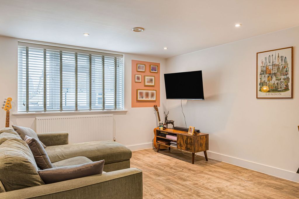 Property photo 3 of 31