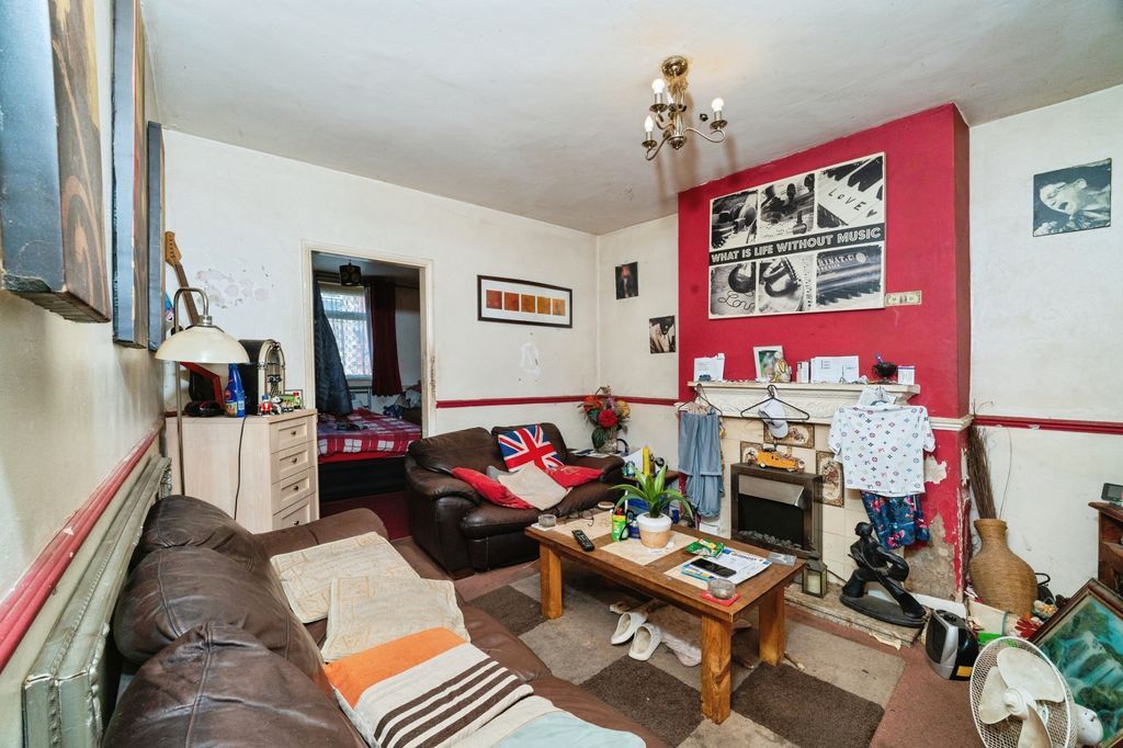 Property photo 3 of 12 Lounge Gff