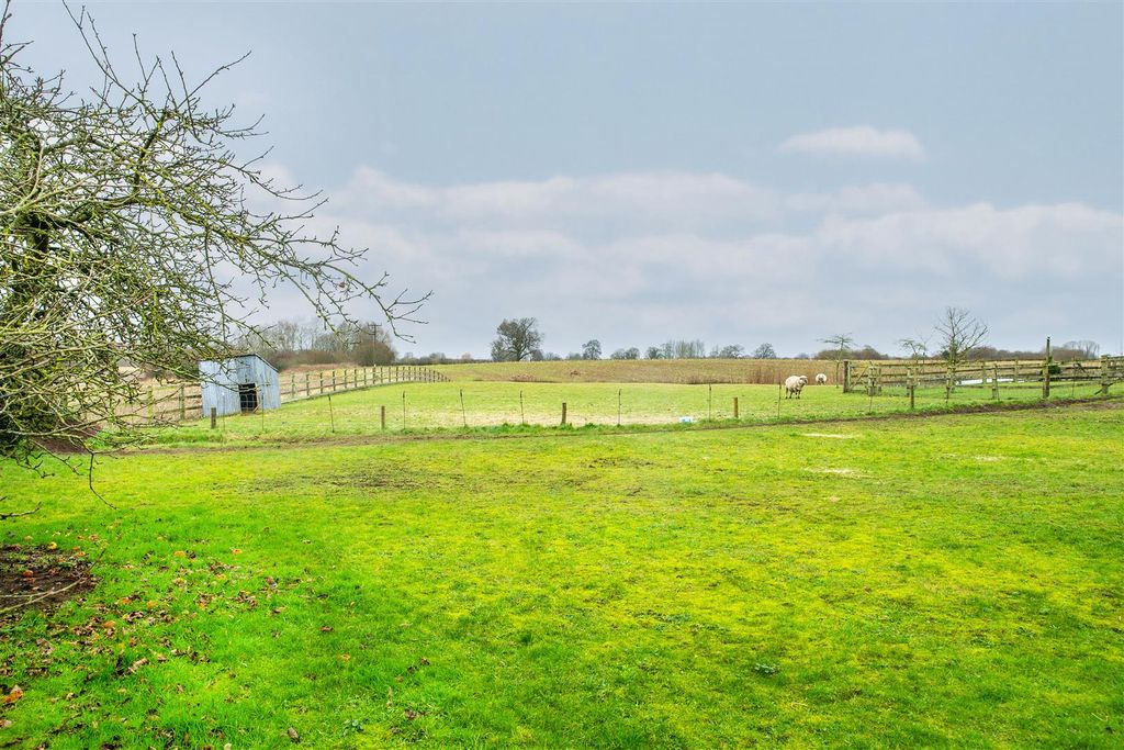 Property photo 2 of 32 Garden 02.Jpg