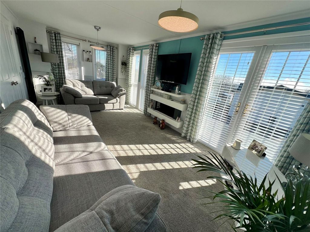 Property photo 2 of 16 Lounge