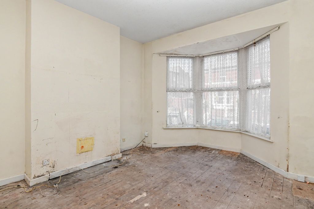 Property photo 2 of 16 7 Chesterfield Road, Blackpool, Lancashire, Fy1 2Pp