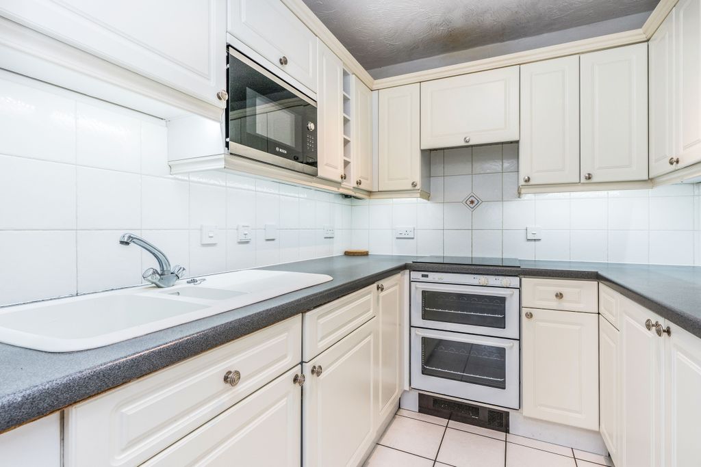 Property photo 3 of 11 Kitchen