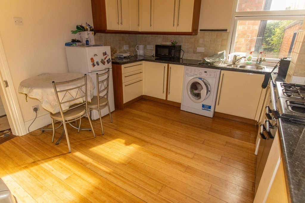 Property photo 3 of 5 Kitchen