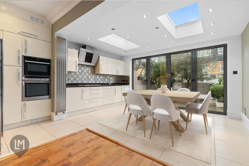 Property photo 3 of 7 Kitchen/Dining Room