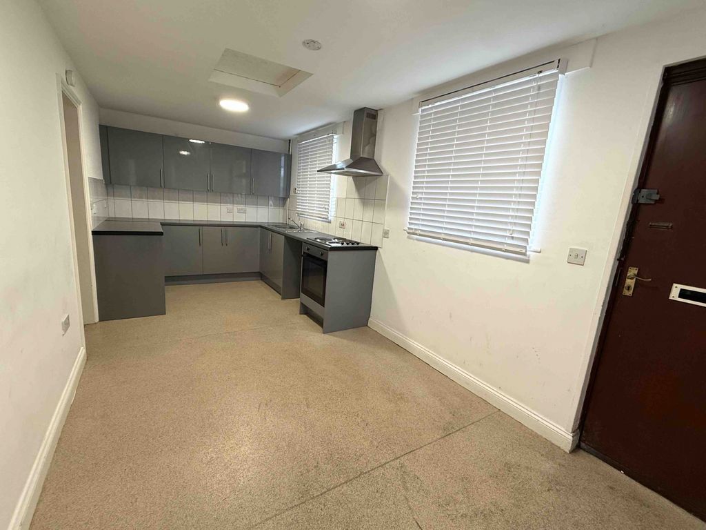 Property photo 3 of 9 Kitchen & Dining Area