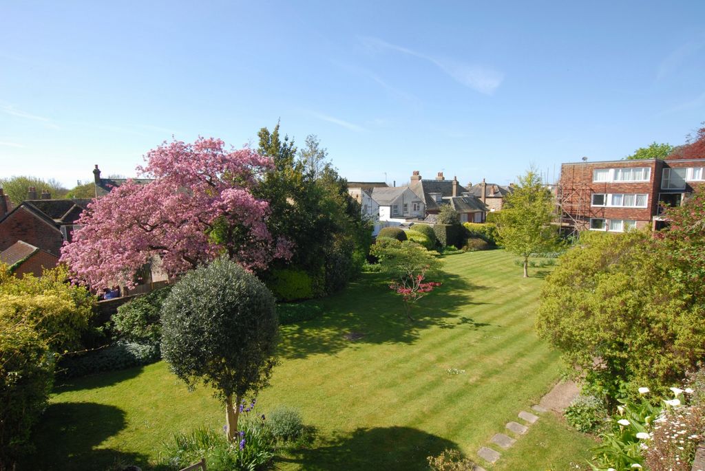 Property photo 2 of 19 Communal Garden