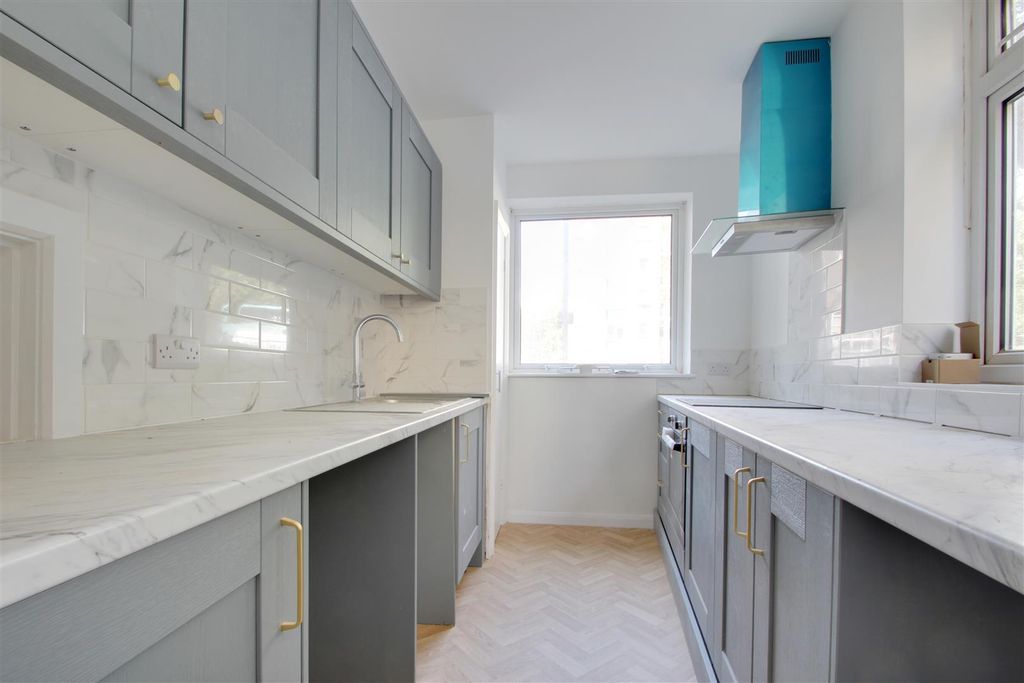 Property photo 1 of 10 Kitchen