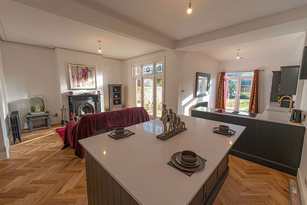 Property photo 3 of 31