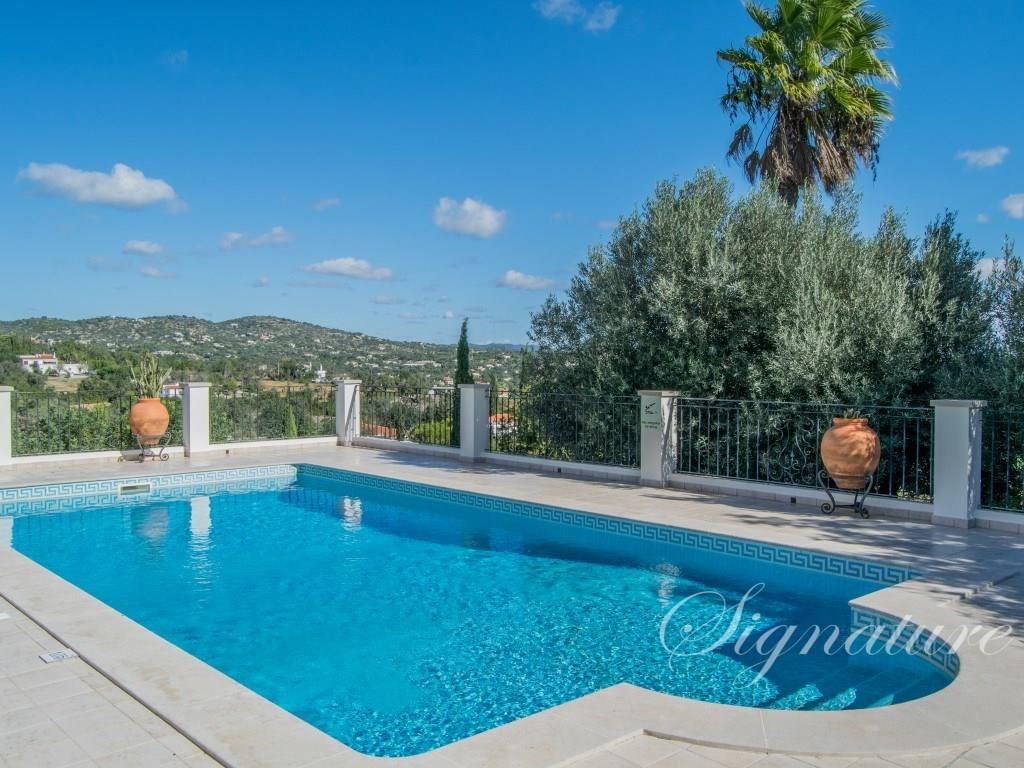Property photo 2 of 33