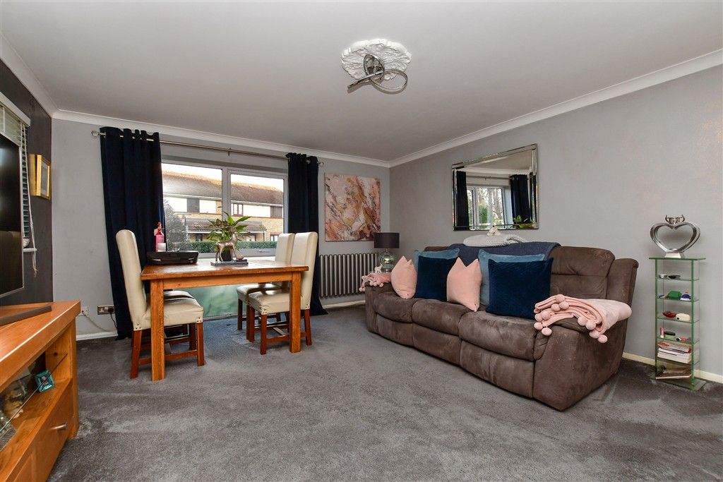 Property photo 3 of 12 Lounge