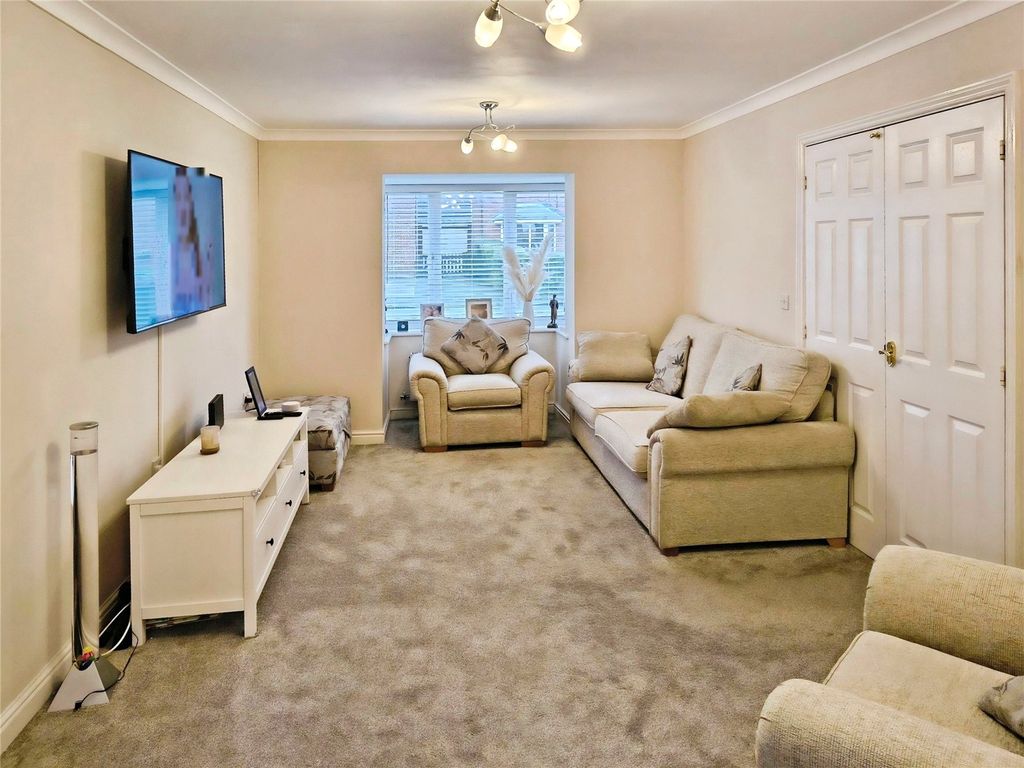 Property photo 3 of 16 Lounge