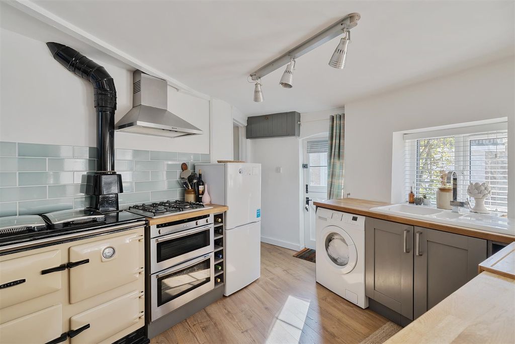 Property photo 3 of 12 Kitchen